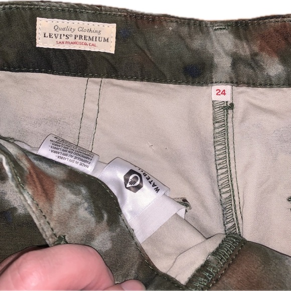 NWOT Levi’s Premium Wide Leg Relaxed Baggy Green Camouflage Cargo Pants 24 - Picture 7 of 13